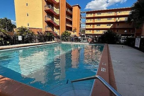 Condominio en venta en Hialeah, Florida, 2 dormitorios, 100.33 m2 № 1890250 - foto 1