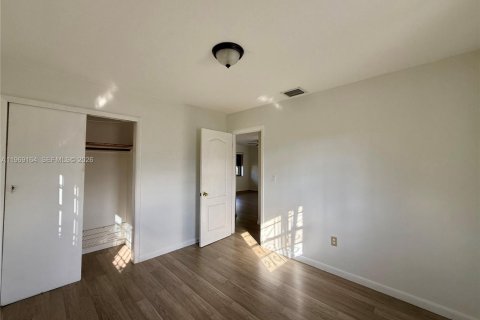 Apartamento en alquiler en Miami, Florida, 2 dormitorios № 2030013 - foto 17