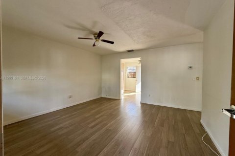 Apartamento en alquiler en Miami, Florida, 2 dormitorios № 2030013 - foto 8