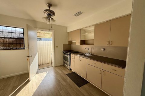 Apartamento en alquiler en Miami, Florida, 2 dormitorios № 2030013 - foto 11