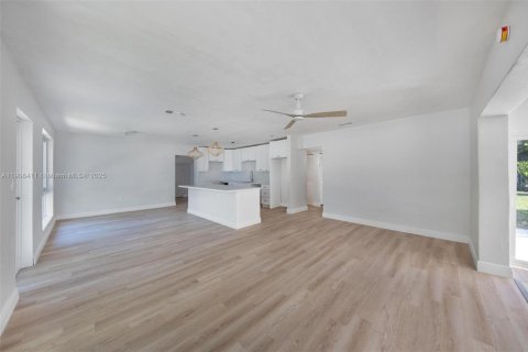 House in Cutler Bay, Florida 5 bedrooms, 183.2 sq.m. № 1966737 - photo 9