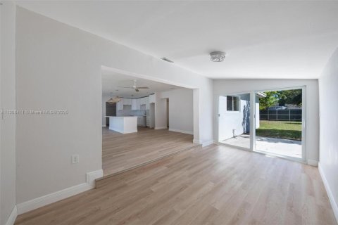 House in Cutler Bay, Florida 5 bedrooms, 183.2 sq.m. № 1966737 - photo 22