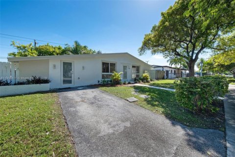 House in Cutler Bay, Florida 5 bedrooms, 183.2 sq.m. № 1966737