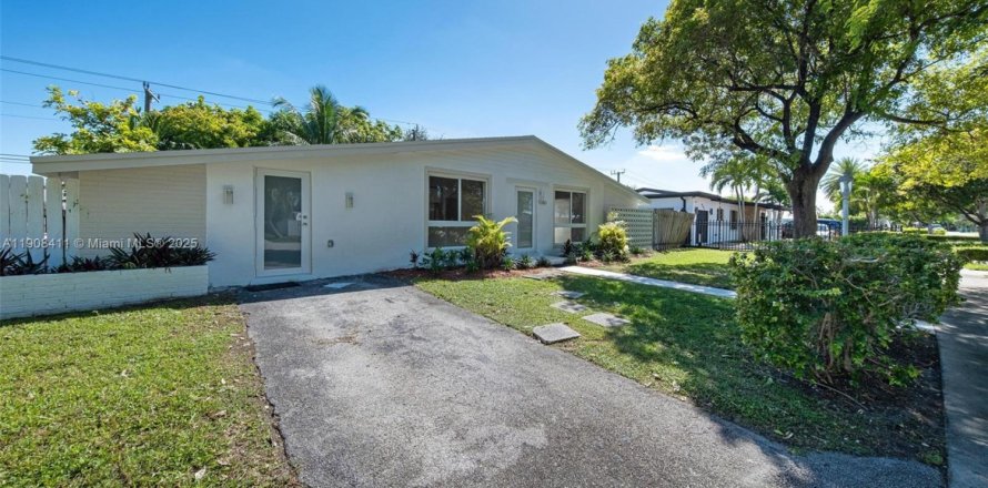 House in Cutler Bay, Florida 5 bedrooms, 183.2 sq.m. № 1966737