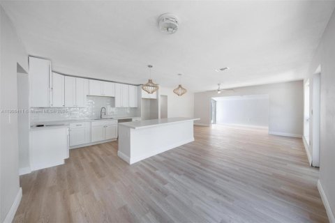 House in Cutler Bay, Florida 5 bedrooms, 183.2 sq.m. № 1966737 - photo 16