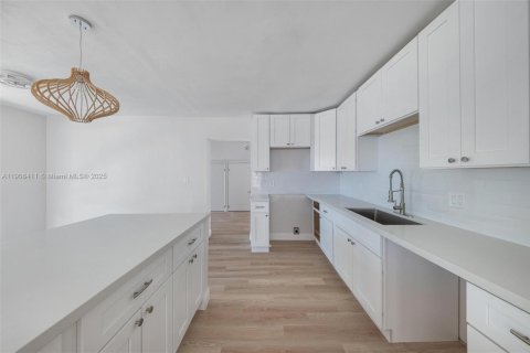 House in Cutler Bay, Florida 5 bedrooms, 183.2 sq.m. № 1966737 - photo 13