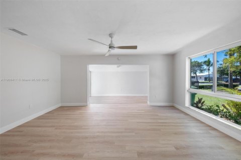 House in Cutler Bay, Florida 5 bedrooms, 183.2 sq.m. № 1966737 - photo 18