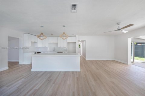 House in Cutler Bay, Florida 5 bedrooms, 183.2 sq.m. № 1966737 - photo 8