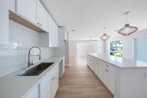 House in Cutler Bay, Florida 5 bedrooms, 183.2 sq.m. № 1966737 - photo 14