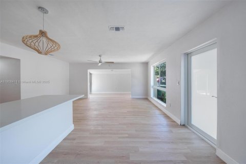 House in Cutler Bay, Florida 5 bedrooms, 183.2 sq.m. № 1966737 - photo 17