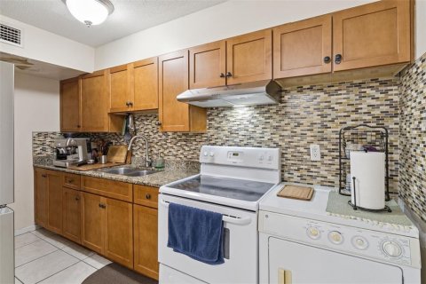 Condo in Merrit Island, Florida, 2 bedrooms № 2100354 - photo 9
