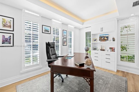 House in Coral Gables, Florida 5 bedrooms, 565.68 sq.m. № 2009742 - photo 18