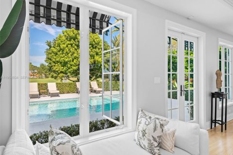 House in Coral Gables, Florida 5 bedrooms, 565.68 sq.m. № 2009742 - photo 27