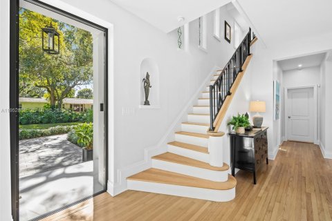 House in Coral Gables, Florida 5 bedrooms, 565.68 sq.m. № 2009742 - photo 9