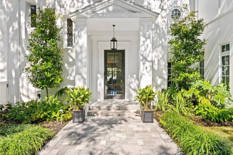 House in Coral Gables, Florida 5 bedrooms, 565.68 sq.m. № 2009742 - photo 8