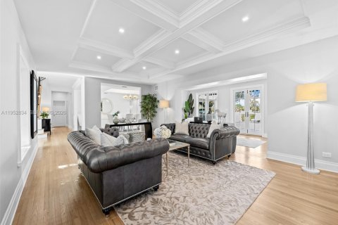 House in Coral Gables, Florida 5 bedrooms, 565.68 sq.m. № 2009742 - photo 21