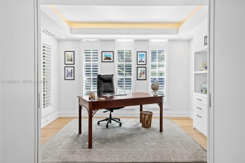 House in Coral Gables, Florida 5 bedrooms, 565.68 sq.m. № 2009742 - photo 17