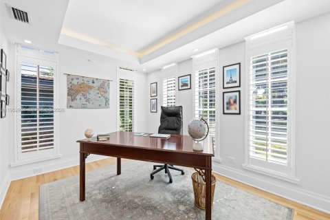 House in Coral Gables, Florida 5 bedrooms, 565.68 sq.m. № 2009742 - photo 19