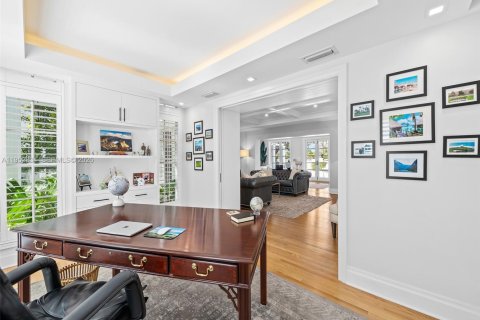 House in Coral Gables, Florida 5 bedrooms, 565.68 sq.m. № 2009742 - photo 20