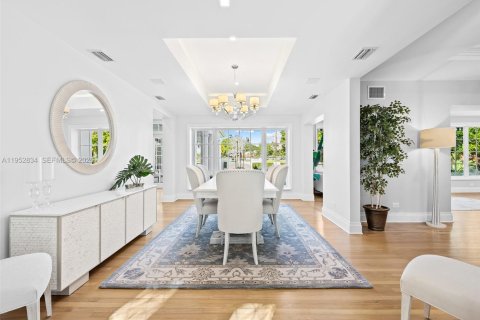 House in Coral Gables, Florida 5 bedrooms, 565.68 sq.m. № 2009742 - photo 11
