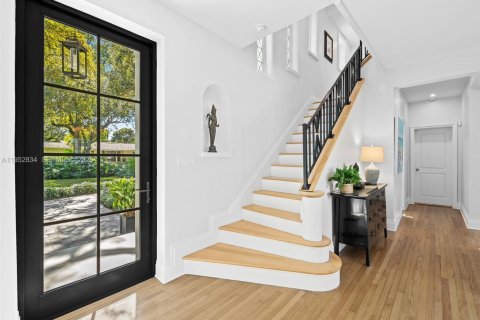 House in Coral Gables, Florida 5 bedrooms, 565.68 sq.m. № 2009742 - photo 10