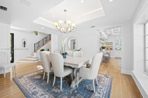 House in Coral Gables, Florida 5 bedrooms, 565.68 sq.m. № 2009742 - photo 28