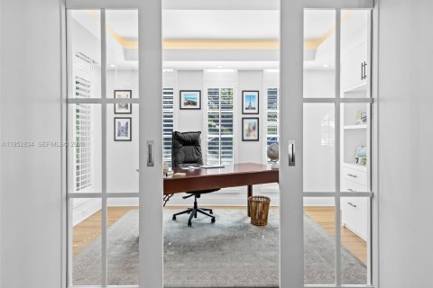 House in Coral Gables, Florida 5 bedrooms, 565.68 sq.m. № 2009742 - photo 16