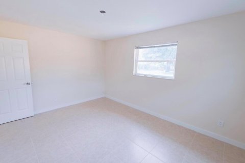 Commercial property in North Palm Beach, Florida 192.87 sq.m. № 2193254 - photo 9