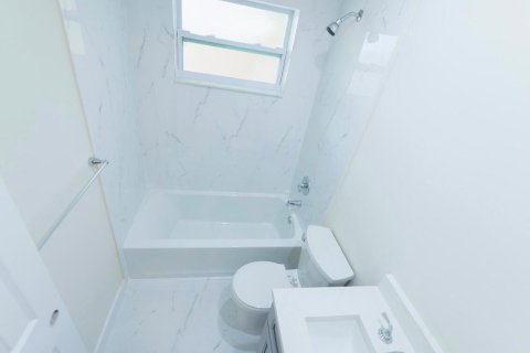Commercial property in North Palm Beach, Florida 192.87 sq.m. № 2193254 - photo 8
