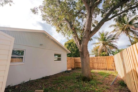 Commercial property in North Palm Beach, Florida 192.87 sq.m. № 2193254 - photo 12