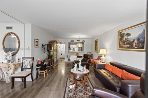 Купить кондоминиум в Пемброк-Пайнс, Флорида 1 спальня, 79.15м2, № 1966064 - фото 3