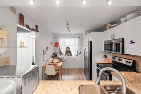 Купить кондоминиум в Пемброк-Пайнс, Флорида 1 спальня, 79.15м2, № 1966064 - фото 7