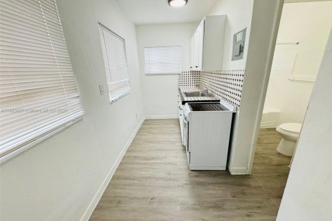 Снять в аренду виллу или дом в Майами, Флорида 2 спальни, 73.86м2, № 1979097 - фото 5