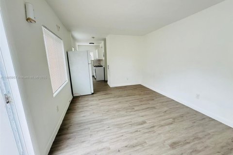 Снять в аренду виллу или дом в Майами, Флорида 2 спальни, 73.86м2, № 1979097 - фото 3