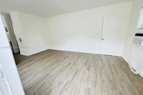 Снять в аренду виллу или дом в Майами, Флорида 2 спальни, 73.86м2, № 1979097 - фото 2