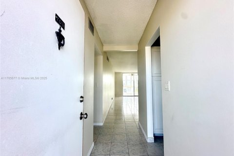Купить кондоминиум в Халландейл-Бич, Флорида 1 спальня, 78.69м2, № 1714952 - фото 8