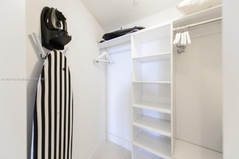 Copropriété à vendre à Hollywood, Floride: 2 chambres, 105.54 m2 № 1882229 - photo 25