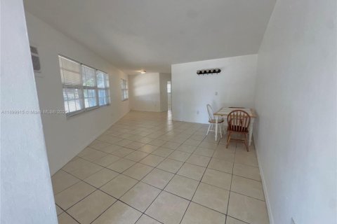 Condo in North Miami Beach, Florida, 2 bedrooms  № 1951483 - photo 10