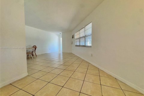 Condo in North Miami Beach, Florida, 2 bedrooms  № 1951483 - photo 13