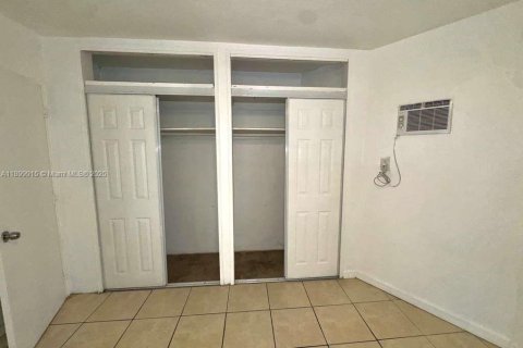 Condo in North Miami Beach, Florida, 2 bedrooms  № 1951483 - photo 2