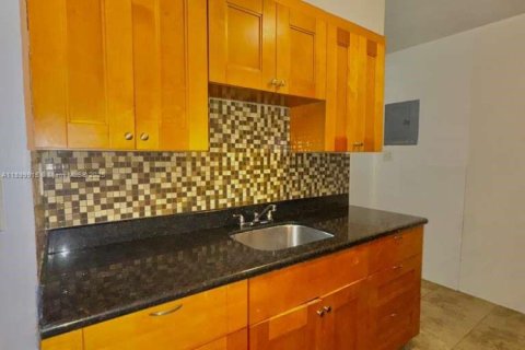 Condo in North Miami Beach, Florida, 2 bedrooms  № 1951483 - photo 8