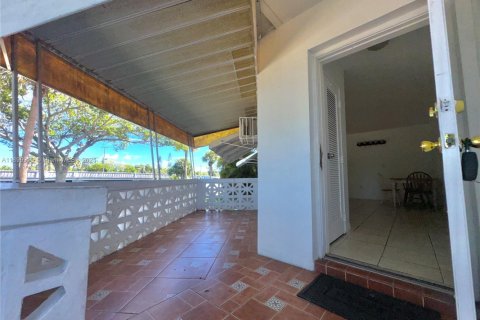 Condo in North Miami Beach, Florida, 2 bedrooms  № 1951483 - photo 9