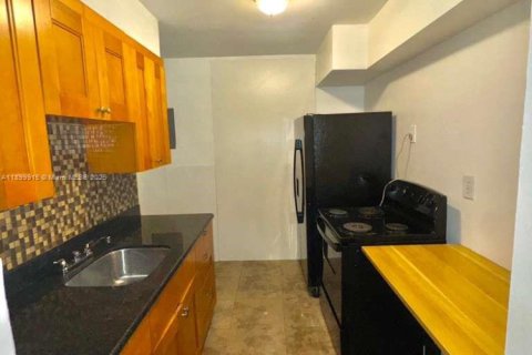Condo in North Miami Beach, Florida, 2 bedrooms  № 1951483 - photo 3
