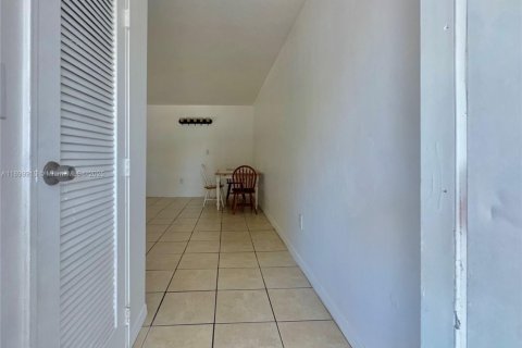 Condo in North Miami Beach, Florida, 2 bedrooms  № 1951483 - photo 11