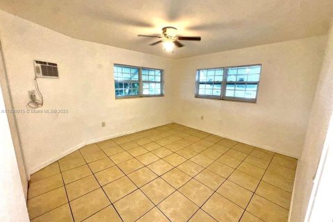 Condo in North Miami Beach, Florida, 2 bedrooms  № 1951483 - photo 1