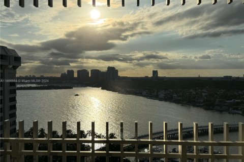 Condo in Miami, Florida, 2 bedrooms  № 1825898 - photo 3