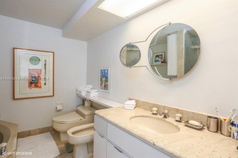 Condo in Miami, Florida, 2 bedrooms  № 1825898 - photo 14