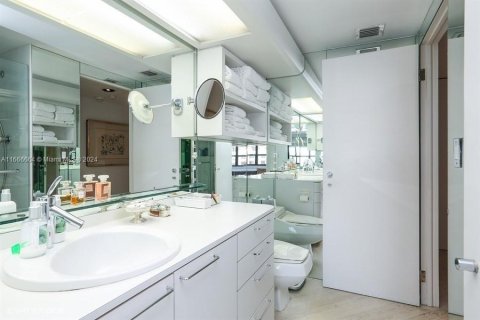 Condo in Miami, Florida, 2 bedrooms  № 1825898 - photo 13