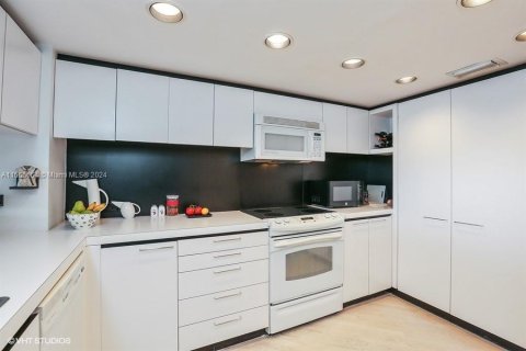 Condo in Miami, Florida, 2 bedrooms  № 1825898 - photo 8