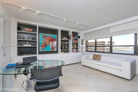 Condo in Miami, Florida, 2 bedrooms  № 1825898 - photo 10